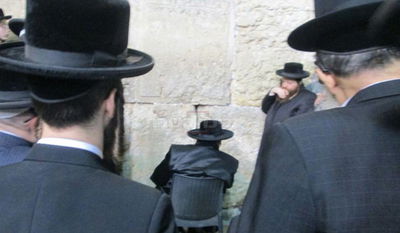 תמונות בלעדיות: האדמו"ר מתולדות אברהם יצחק בכותל המערבי