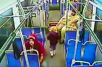 אנאבל ווים בת ה-4 באוטובוס לבדה