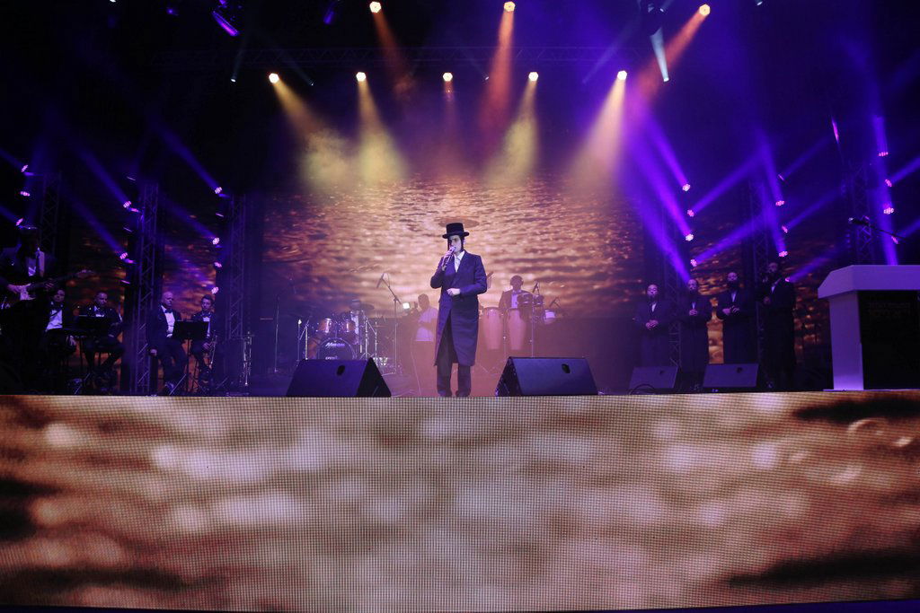 חסידי חב"ד במעמד לציון יום הולדתו של הרבי מליובאוויטש