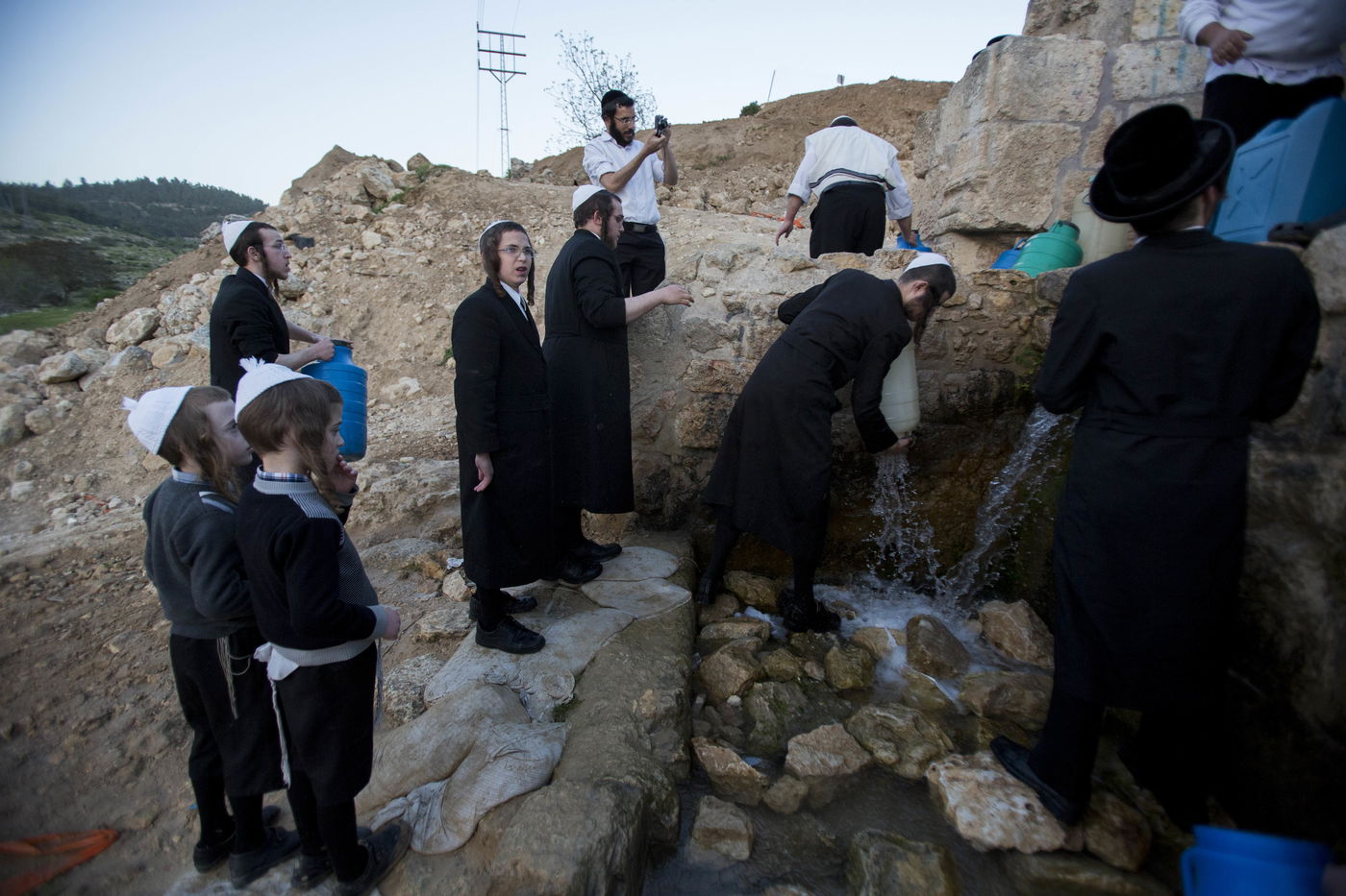 כך שואבים "מים שלנו" לאפיית מצות • גלריה