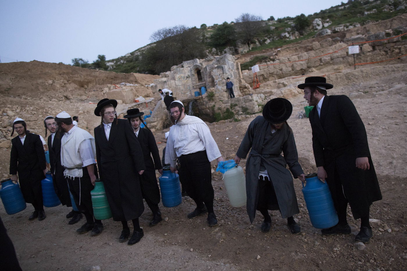 כך שואבים "מים שלנו" לאפיית מצות • גלריה