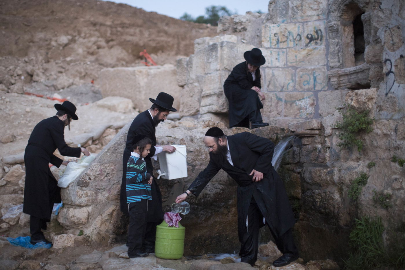 כך שואבים "מים שלנו" לאפיית מצות • גלריה