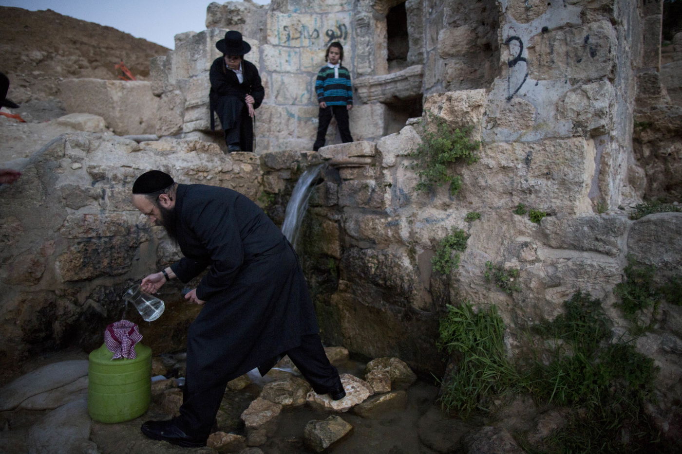 כך שואבים "מים שלנו" לאפיית מצות • גלריה