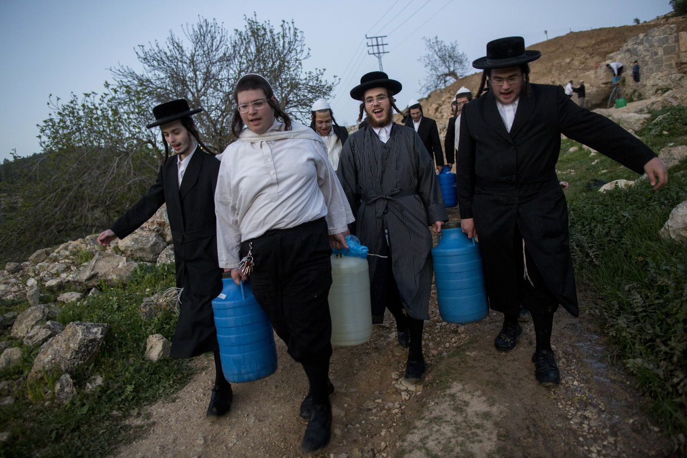 כך שואבים "מים שלנו" לאפיית מצות • גלריה