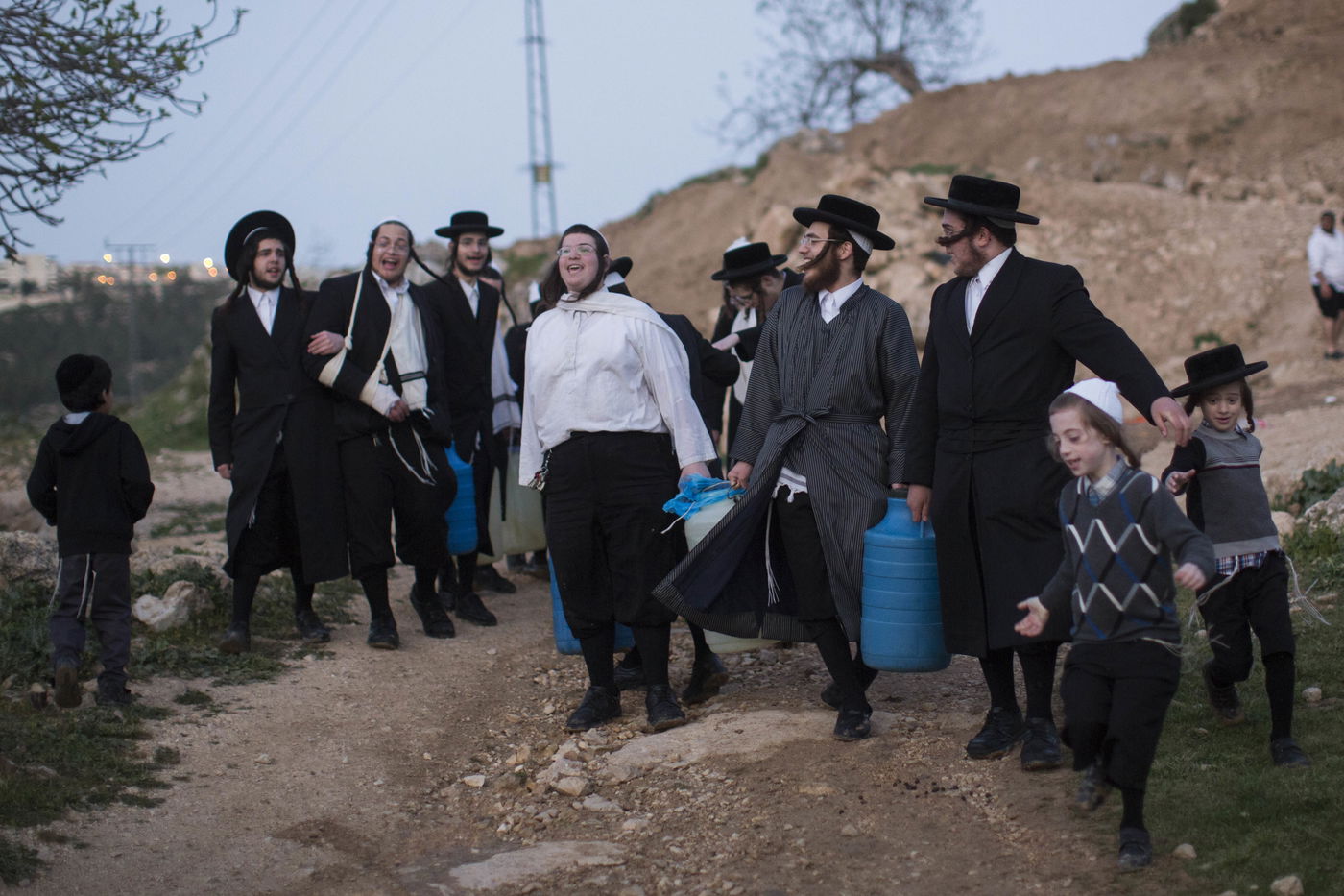 כך שואבים "מים שלנו" לאפיית מצות • גלריה