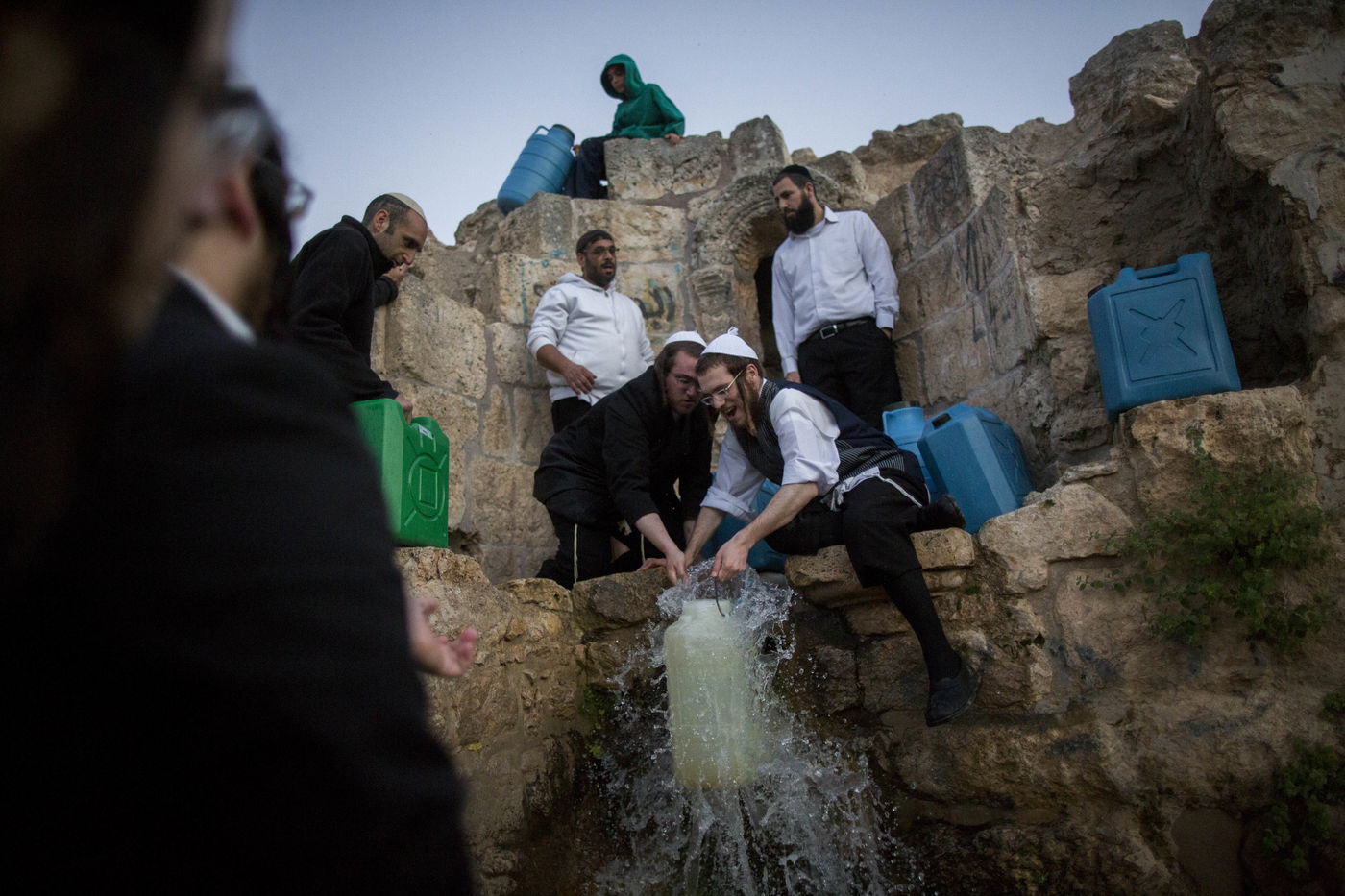 כך שואבים "מים שלנו" לאפיית מצות • גלריה