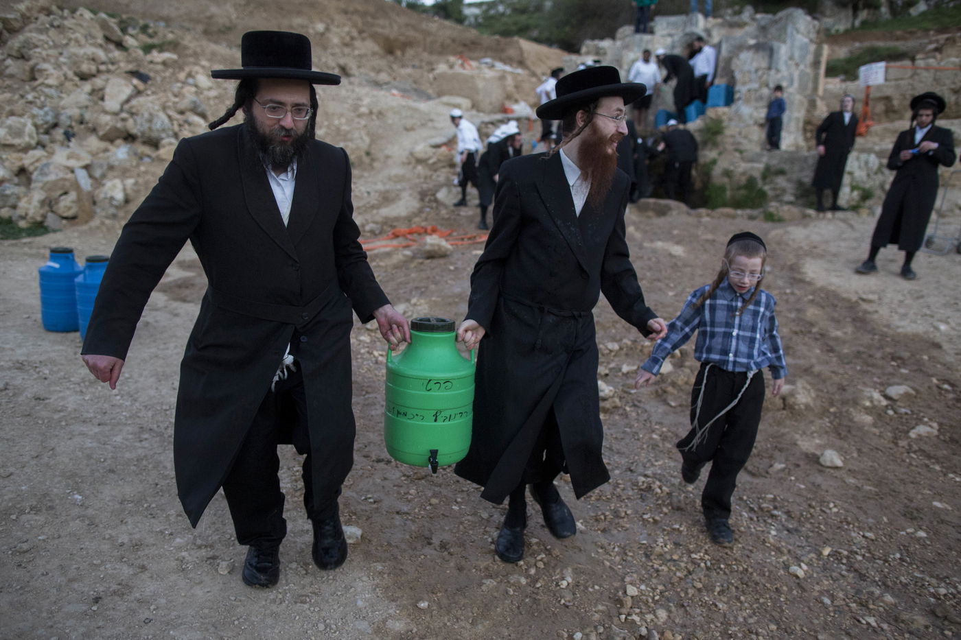 כך שואבים "מים שלנו" לאפיית מצות • גלריה