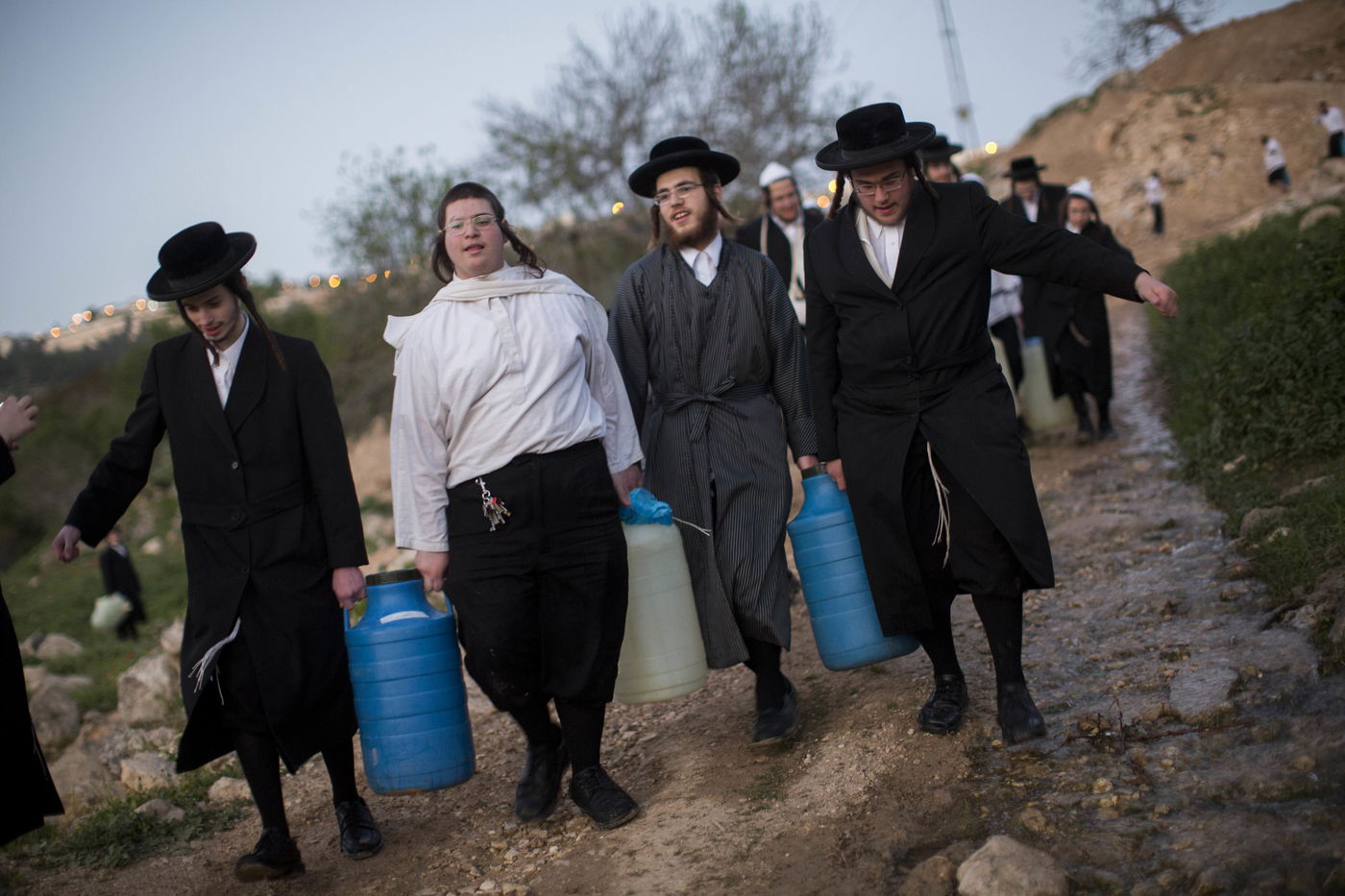 כך שואבים "מים שלנו" לאפיית מצות • גלריה