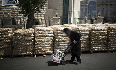 חלוקת קמחא דפסחא. אילוסטרציה, 