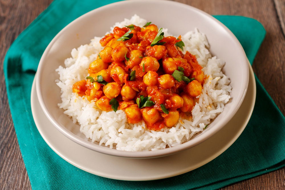 תבשיל חומוס ברוטב אדום ואורז לבן