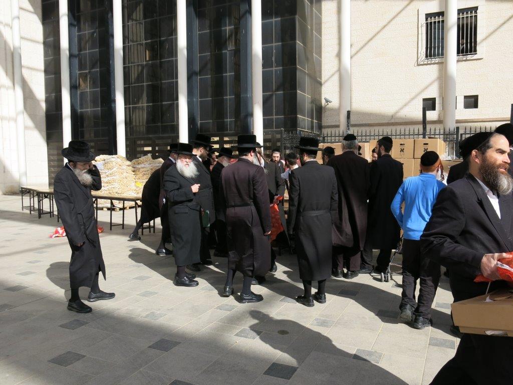 ערב חג הפסח בחצר בעלזא • גלריה