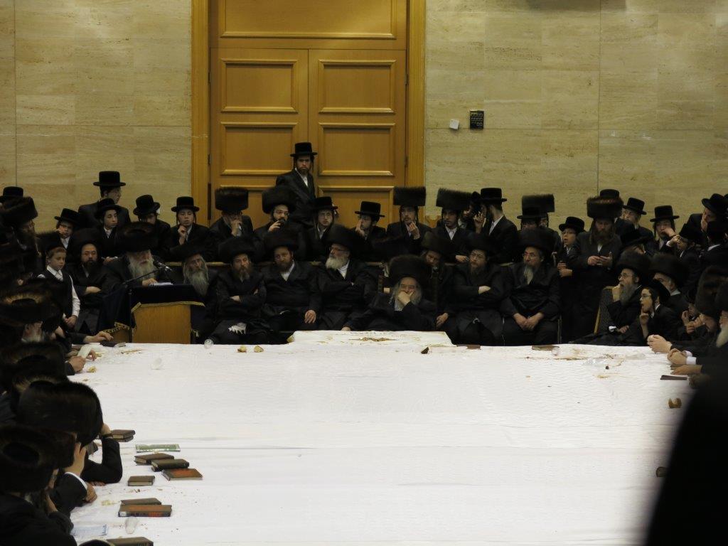 ערב חג הפסח בחצר בעלזא • גלריה