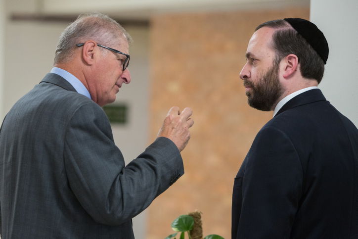 נציג צוות המו"מ של ש"ס אריאל אטיאס עם נציג הליכוד עו"ד דוד שמרון