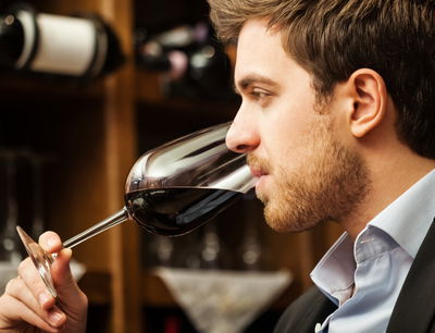 תשתו יין. מסתבר שהוא מאריך חיים