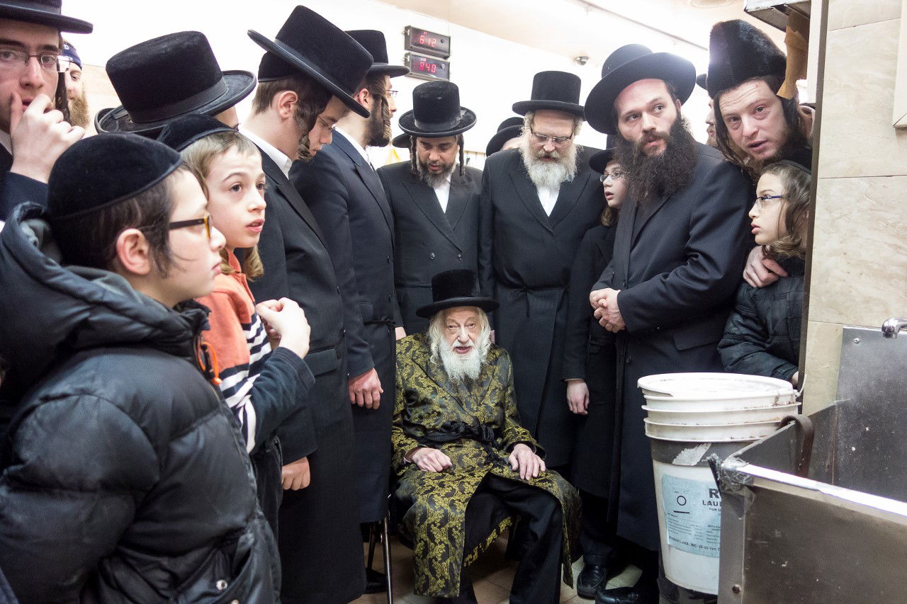 האדמו"ר מסקולען באפיית מצות לחג הפסח • גלריה