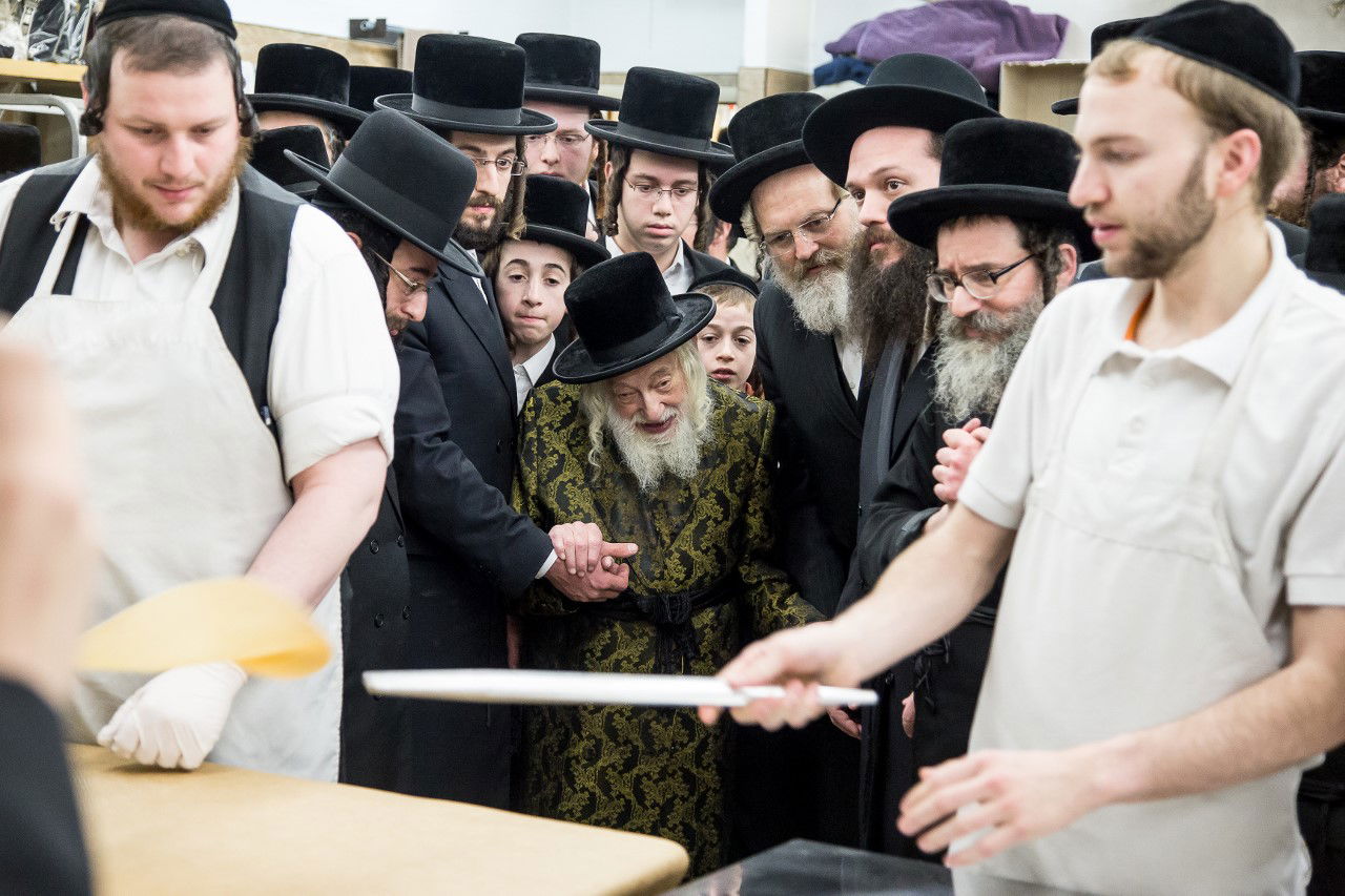 האדמו"ר מסקולען באפיית מצות לחג הפסח • גלריה