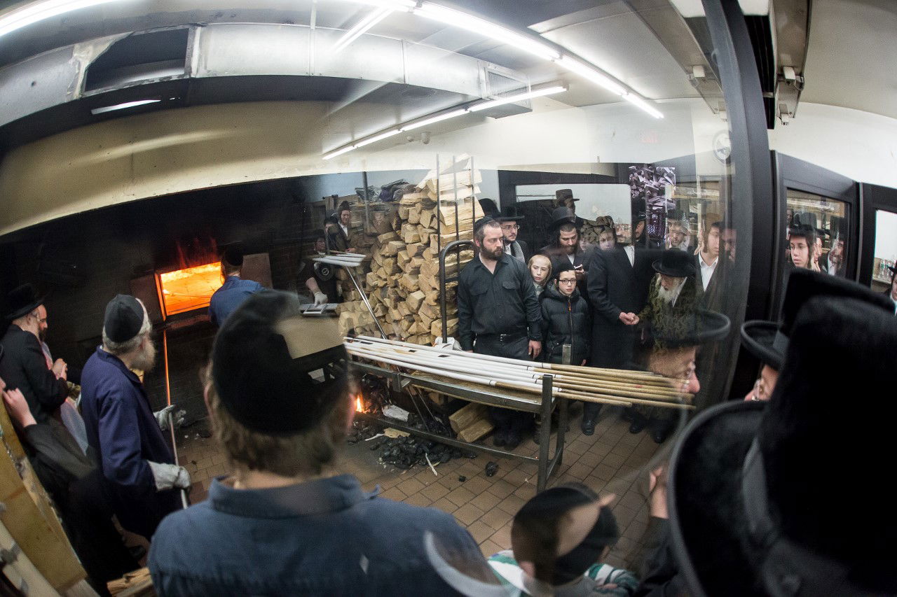 האדמו"ר מסקולען באפיית מצות לחג הפסח • גלריה