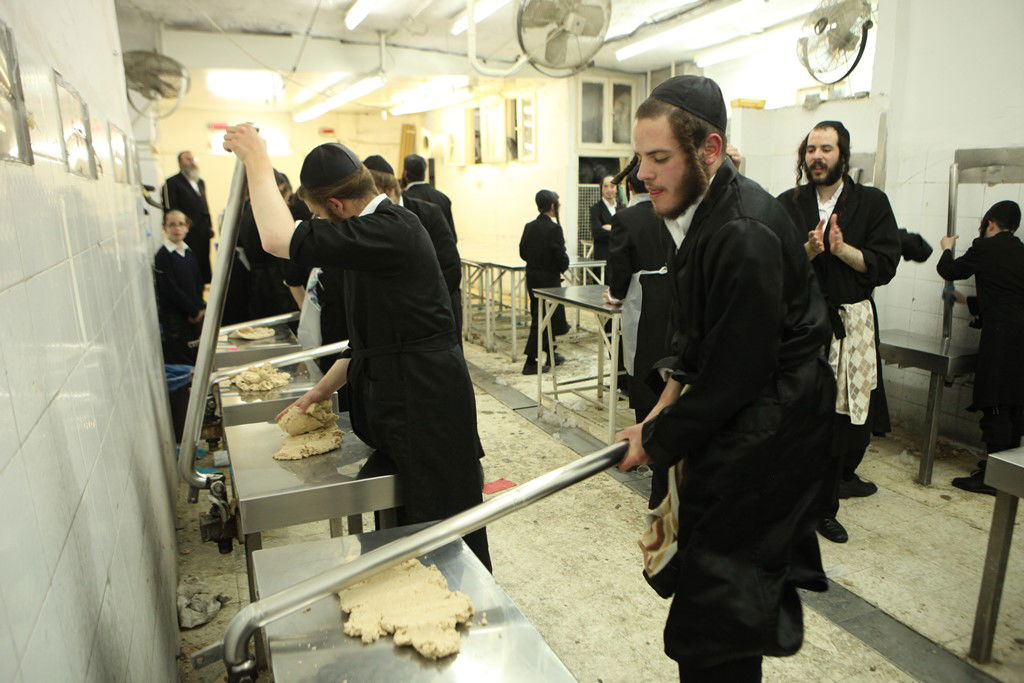 מהלישה ועד האפייה: כך אופים מצות • תיעוד מיוחד