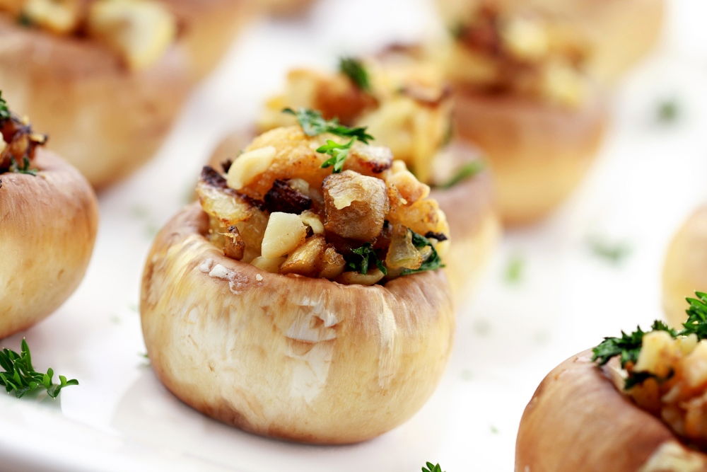 פטריות במילוי סלט ביצים ואגוזים פיקנטי