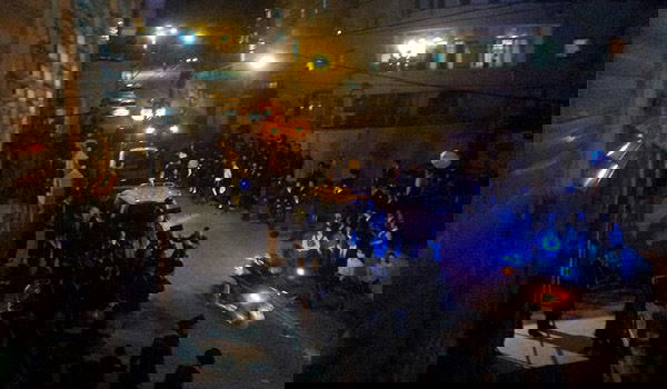 המונים סמוך לביתו של הגר"ש וואזנר, הלילה