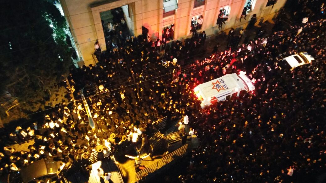 בשעה זו: רבבות מלווים את מרן הגר"ש וואזנר למנוחות