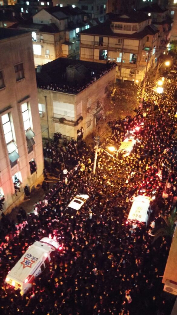 בשעה זו: רבבות מלווים את מרן הגר"ש וואזנר למנוחות