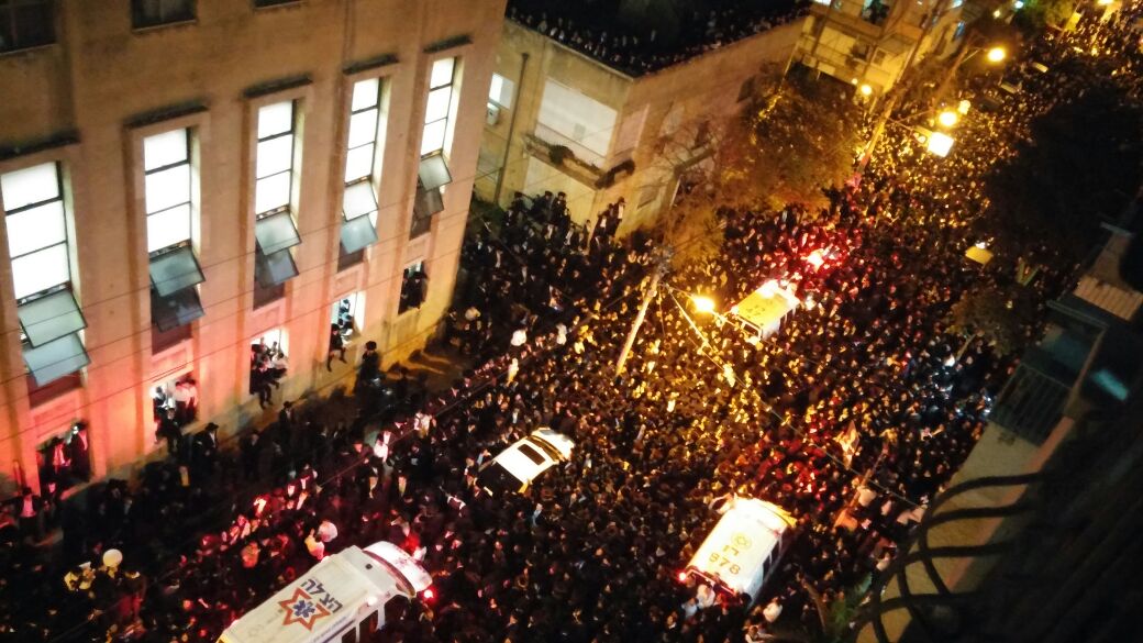 בשעה זו: רבבות מלווים את מרן הגר"ש וואזנר למנוחות