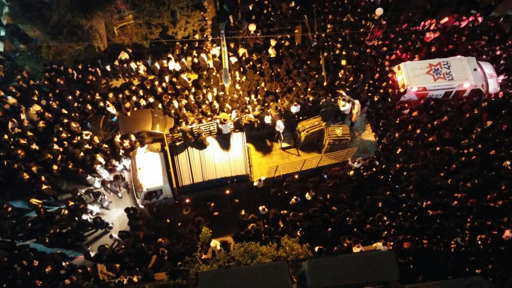 בשעה זו: רבבות מלווים את מרן הגר"ש וואזנר למנוחות