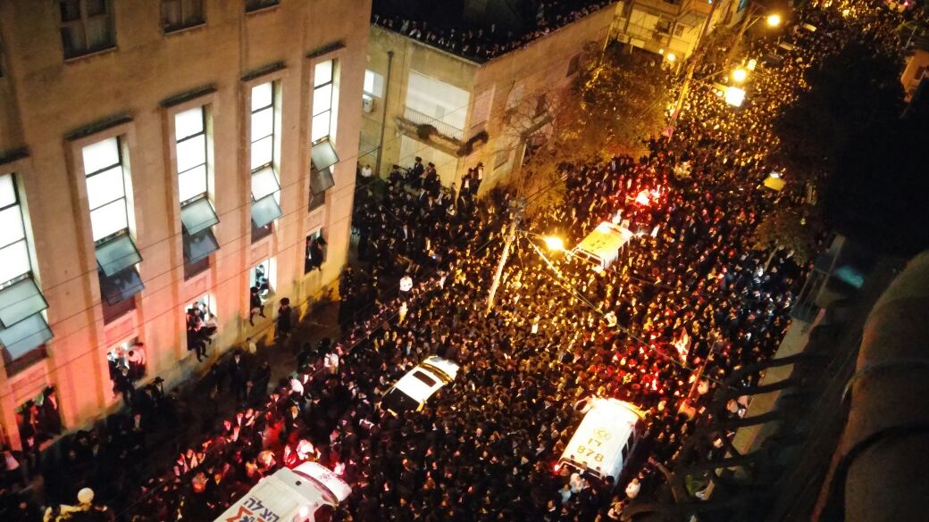 בשעה זו: רבבות מלווים את מרן הגר"ש וואזנר למנוחות