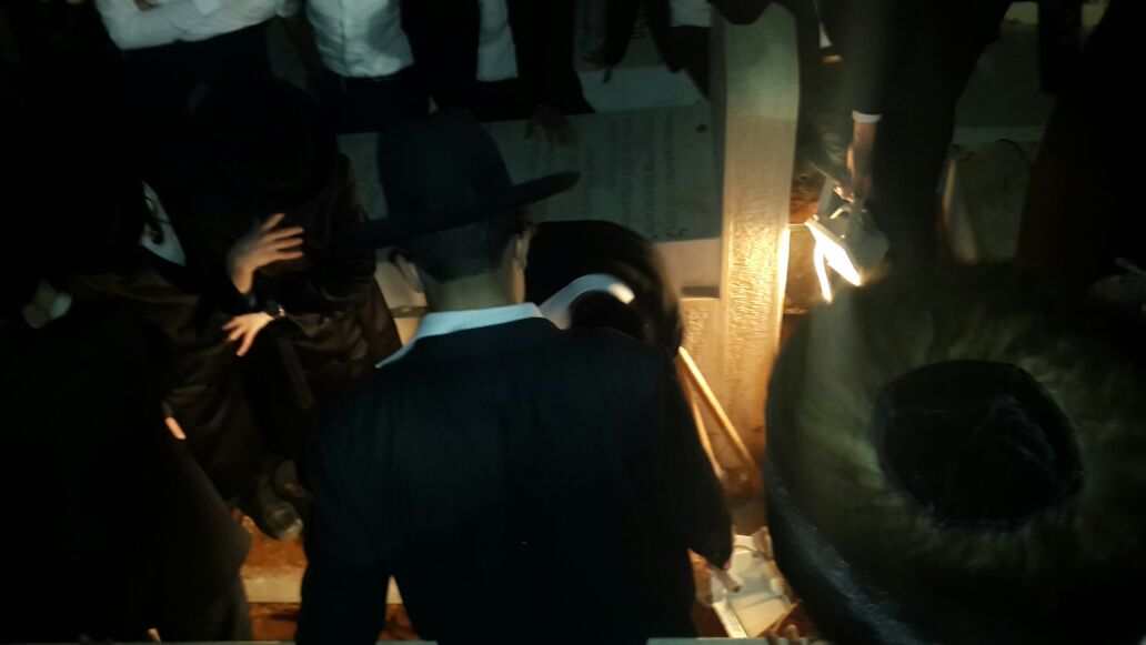 צפו: עשרות הטמינו "קוויטלאך" בקבר הגר"ש וואזנר זצ"ל