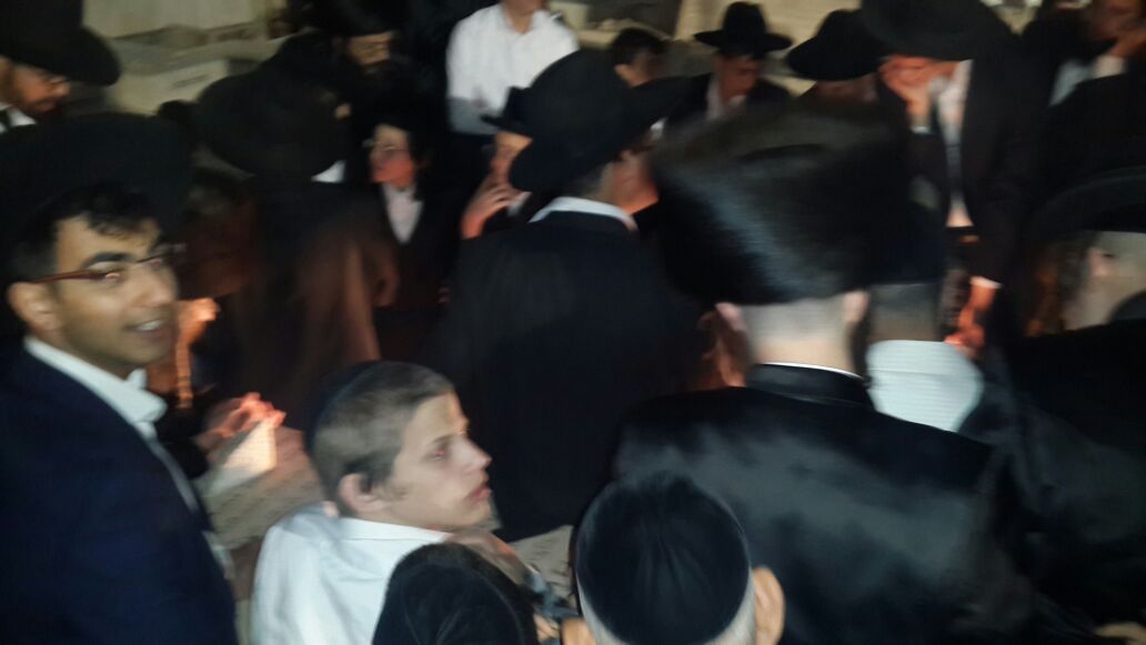 צפו: עשרות הטמינו "קוויטלאך" בקבר הגר"ש וואזנר זצ"ל