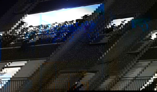 מצטופפים על מרפסות, אמש בבני ברק