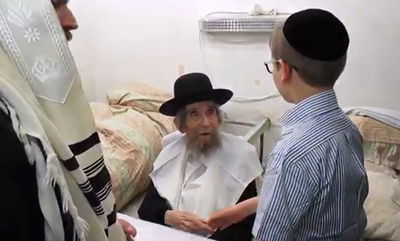 מרן הרב שטיינמן שאל את הילד בדאגה: 'לא קר לך?'