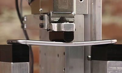 צפו: מבחן כיפוף ל'גלקסי 6'