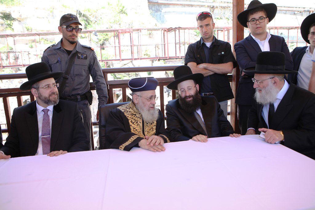 לְבָרֵךְ אֶת עַמּו יִשרָאֵל בְּאַהֲבָה: צפו בברכת הכהנים בכותל המערבי