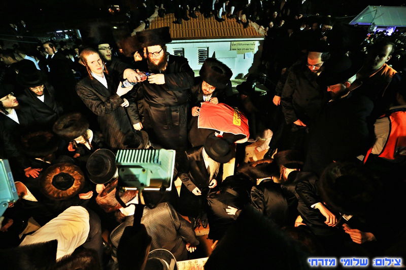 רגעי קבורתו של מרן רבי שמואל הלוי וואזנר זצ"ל