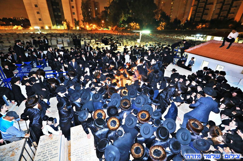 רגעי קבורתו של מרן רבי שמואל הלוי וואזנר זצ"ל