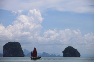 הספינה בוערת