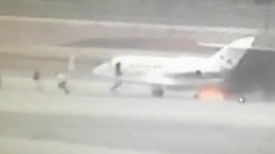 הנוסעים נמלטים מהמטוס הבוער