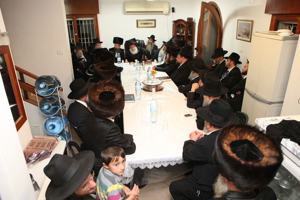 גלריה: הקבלת פני רבו ברגל בבית הגאן רבי אשר וייס