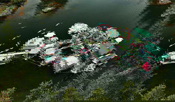 הכירו: המשפחה הקנדית שמתגוררת על בית צף בים