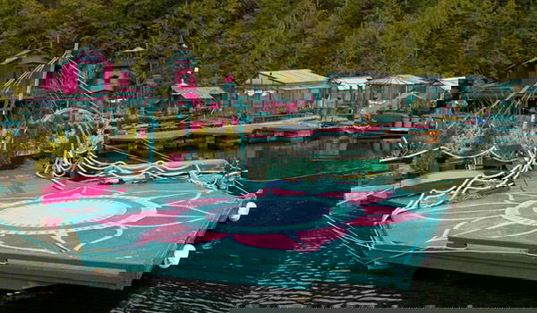 הכירו: המשפחה הקנדית שמתגוררת על בית צף בים