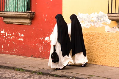 נכנסה לעזרת גברים וצעקה בערבית: "אני רוצה להתגייר"