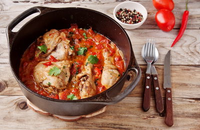 עוף מבושל עם עגבניות ועשבי תיבול