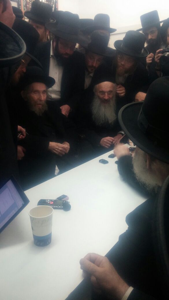 מרן הגראיל מנחם את בני מרן הגר"ש וואזנר