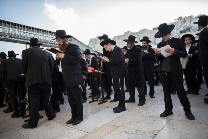 תיעוד: התפילה בכותל לרפואת רבי דב צבי קרלנשטיין