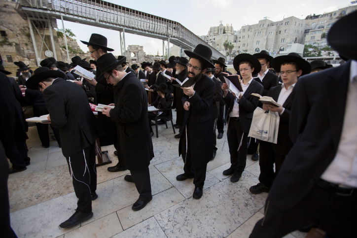 תיעוד: התפילה בכותל לרפואת רבי דב צבי קרלנשטיין