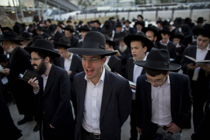 תיעוד: התפילה בכותל לרפואת רבי דב צבי קרלנשטיין