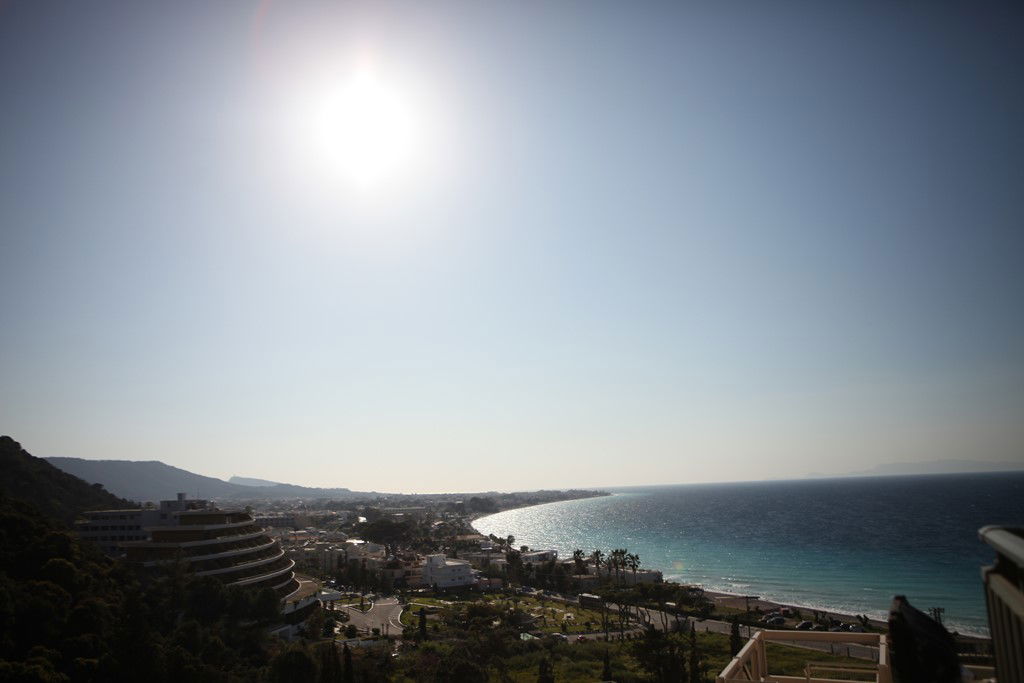 מחלונות המטוס ועד לשער לינדוס: גלריה יוונית