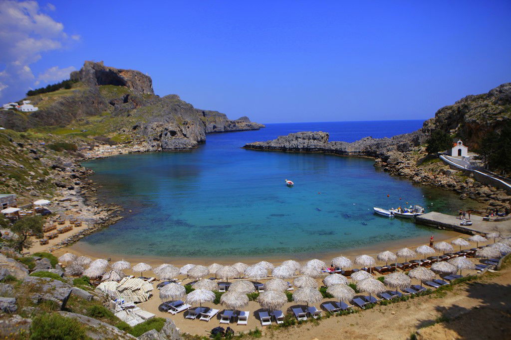 מחלונות המטוס ועד לשער לינדוס: גלריה יוונית